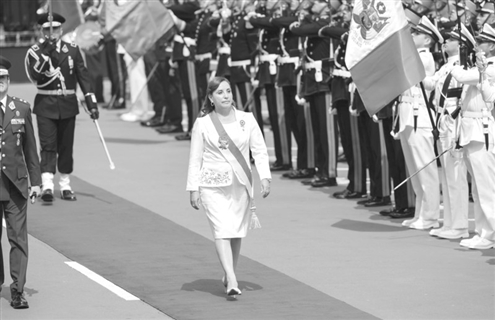 2023年7月28日,秘鲁总统博卢阿特出席在首都利马举行的独立日庆祝活动新华社发